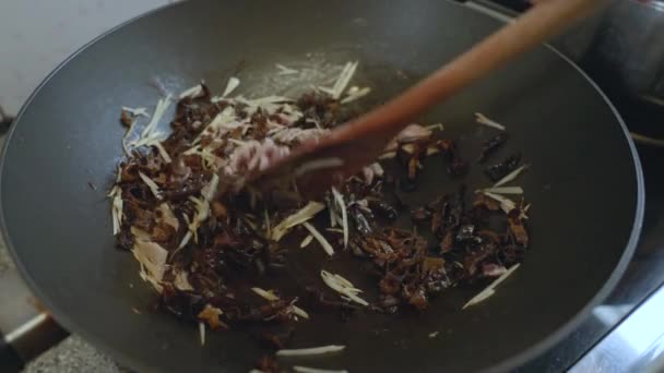 厨师烹饪搅拌猪肉生姜和果冻蘑菇 中式食品概念 — 图库视频影像