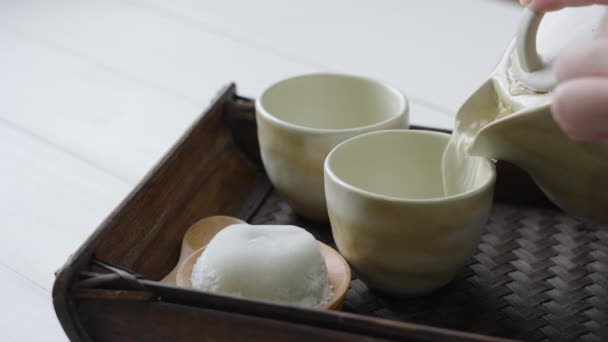 Ζεστό Τσάι Χύθηκε Teacup Σερβίρεται Daifuku Στο Τραπέζι Στο Εστιατόριο — Αρχείο Βίντεο