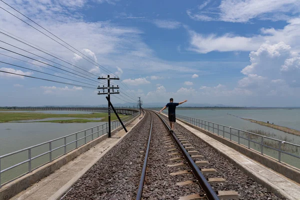 Hombre Adulto Caminando Ferrocarril Mientras Viaja Vacaciones Verano — Foto de Stock