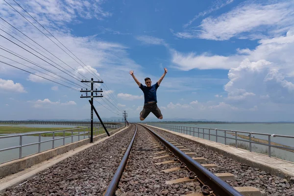 Uomo Adulto Che Cammina Sulla Ferrovia Mentre Viaggia Vacanza Estiva — Foto Stock