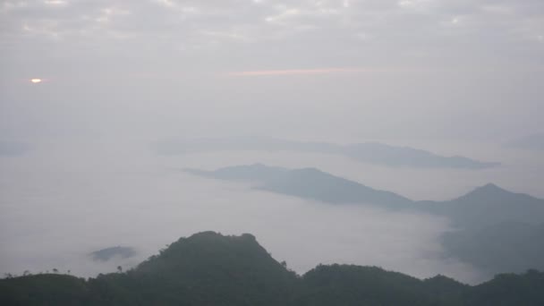 日の出時の山と霧の海の風景のパンビュー — ストック動画