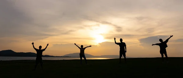 Silhouette Quattro Persone Felici Viaggiano Campagna Tramonto Durante Vacanze Estive — Foto Stock