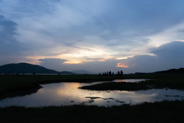 Gün Batımında Bataklık Tepe Manzarası Siluet Nsanlarıyla — Stok fotoğraf