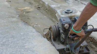 Tamir yoluna beton dökmeden önce Plaka Sıkıştırıcılı İşçi Paketleme Alanı