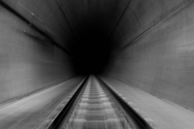 Trenin Tünelde Hareket Ettiği Gibi Görünen Demiryolu Resminin Odaklanmamış ve Monokromu
