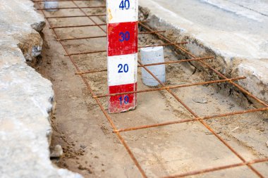 Yolun Yapısal Güçlendirilmesi İçin Kullanılan Beton Kablo Ağı İşçi Ölçüm Seviyesi