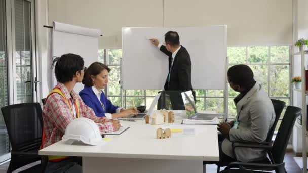 Азиатский Бизнесмен Представляет Проект Встрече Коллегами Разнообразие Концепции Бизнеса — стоковое видео