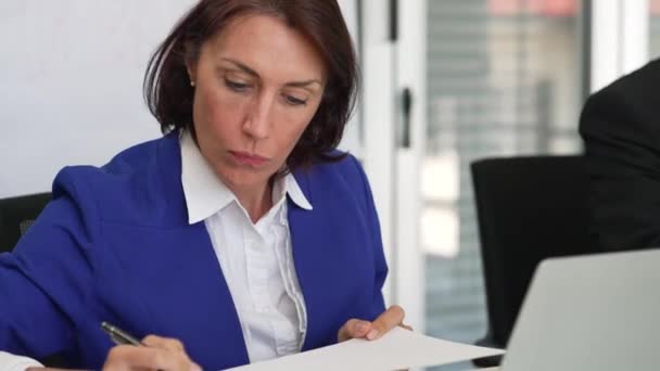 Ofiste Toplantıya Katılırken Orta Çağ Kadını Belge Okuyor — Stok video