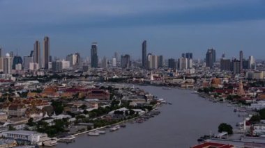 Günbatımında Büyük Saray ve Chao Phraya Nehri manzaralı Bangkok Şehri 'nin Zaman Hızı
