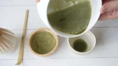 Matcha Yeşil Çay Fincanı 'na döküldü 