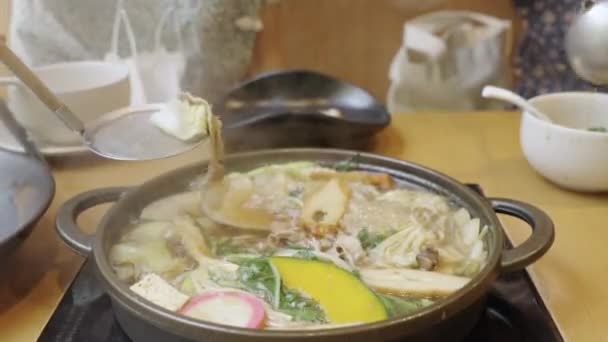 Ludzie Jedzą Sukiyaki Restauracji — Wideo stockowe