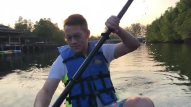 Yaz tatilinde Kanal 'da Asyalı Kayak Yapıyor