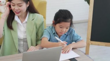 Asyalı Anne, Evdeki Genç Kıza Ders Vermek İçin Bilgisayar Kullan. Evde eğitim kavramı