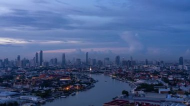 Gündoğumunda Bangkok ve Chao Phraya Nehrinin üzerindeki Cityscape 'ten Zaman Hızı