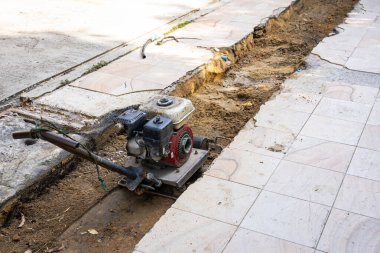 Reparing Caddesi 'ndeki gevşek materyali sıkıştırmak için vibratör plaka sıkıştırıcısı kullanıldı. Altyapı Yapılandırma Yapılandırması