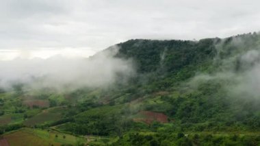 Sabah Dağların Üzerinden Akan Sislerin Zaman Hızı