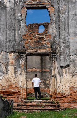 Lopburi Tayland 'a seyahat ederken Wichayen Evi' nin fotoğrafını çeken Yetişkin Kadın