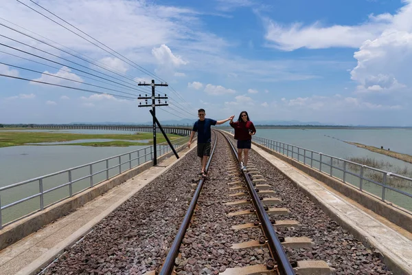 Asian Couple Walking Together Railroad While Travel Summer Vacation — Foto de Stock