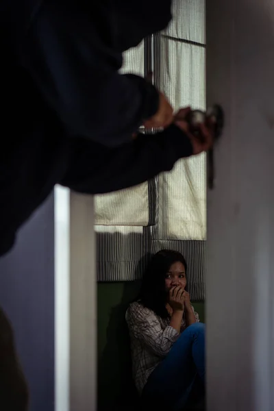 Joven Asiática Mujer Hinding Desde Perpetrador Detrás Puerta — Foto de Stock