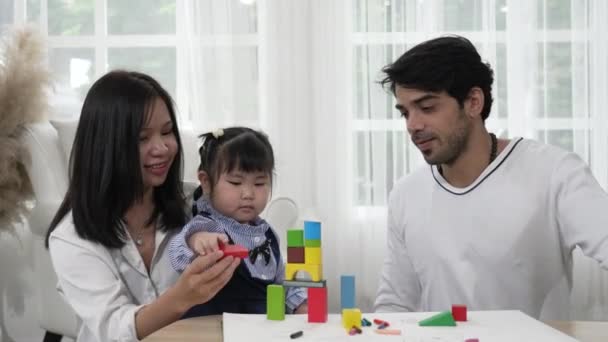 Midden Oosten Vader Aziatische Moeder Spelen Blok Puzzel Met Jong — Stockvideo
