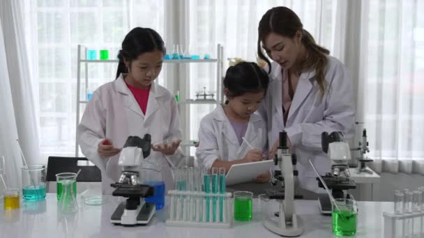Asyalı Öğretmen Çocuklar Bilim Öğreniyor Laboratuvarda Deney Yapıyor — Stok video