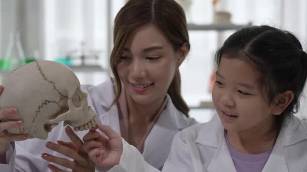 Asiatisches Kind Lernt Naturwissenschaftsunterricht Etwas Über Anatomie Medizin Und Menschlichen — Stockvideo