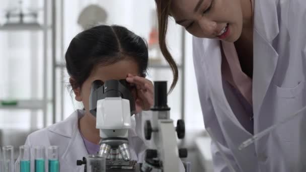 Vědec Učí Malé Dítě Používat Mikroskop Laboratoři Třídě Vědy — Stock video