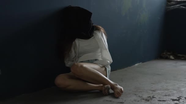 年轻女子被绑架并被监禁在旧楼里 — 图库视频影像