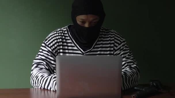 黑帽黑客利用计算机从银行获取重要信息 — 图库视频影像