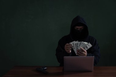 Bilgiyi Hacklerken Siyah Şapkalı Hacker Banknotları Sayıyor
