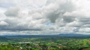 Yağmur mevsiminde Bulutların Zaman Hızı Vadide Akıyor