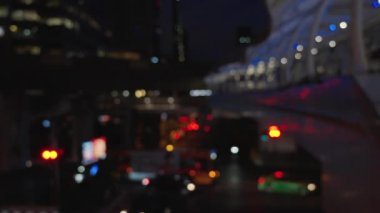 Aydınlatılmış sokak ve kentsel bölgedeki trafiğin gece görüntülerini çözer