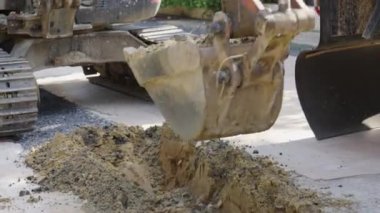 Su borusu bakımı için toprak kazmak için kepçe kullanılmış.
