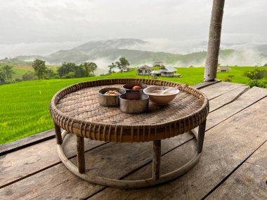 Rainy Season 'da Yeşil Çeltik Pirinç Terası manzaralı Homestay tarafından yapılan yerel kahvaltı.