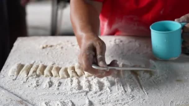 Çin Ekmek Çubuğu Donut Wok Taki Kızartma Dan Önce Hazırlanmıştı — Stok video