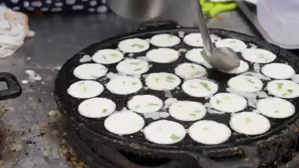 Gente Cocinando Panqueque Crujiente Arroz Coco Caliente Venta Mercado Local — Vídeo de stock