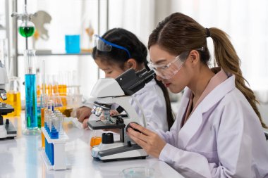 Asyalı Çocuklar Öğretmenle Laboratuvarda Kimya ve Bilim Öğreniyor