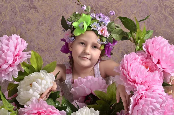 büyük çiçekli küçük kız