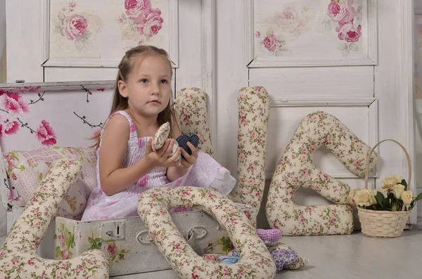 Dekoratif bir bavul küçük kız