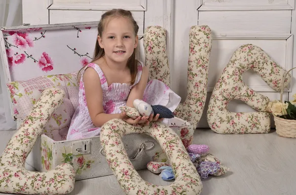 Dekoratif bir bavul küçük kız