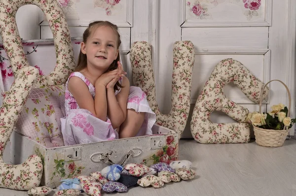 Dekoratif bir bavul küçük kız