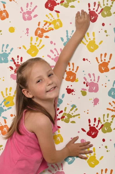 küçük kız ve el izleri