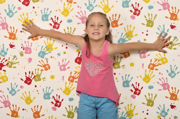 küçük kız ve el izleri