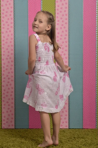 küçük kız ve çizgili duvar kağıdı