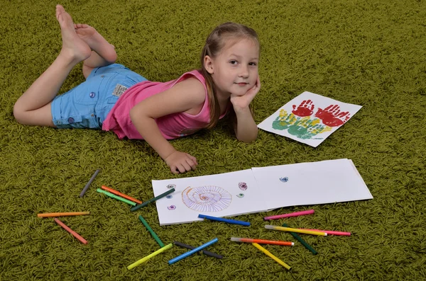 işaretleri ve sketchbooks küçük kız