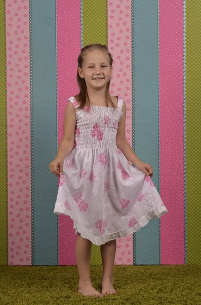 küçük kız ve çizgili duvar kağıdı