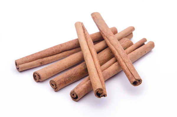 Tarçın beyaz arkaplanda yapışır