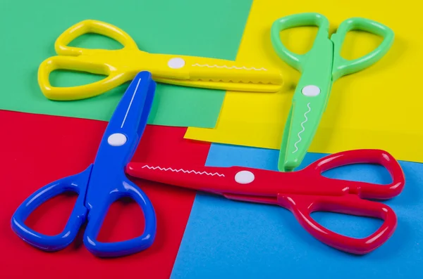 renkli kağıt ve plastik makas ile çocukların yaratıcılık için ayarla