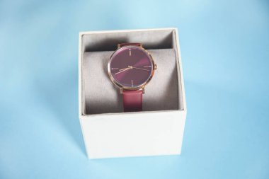 mavi arkaplandaki beyaz kutuda izle