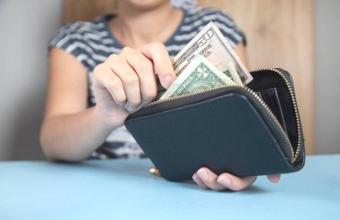 Cüzdanı ve parası olan genç bir kadın..